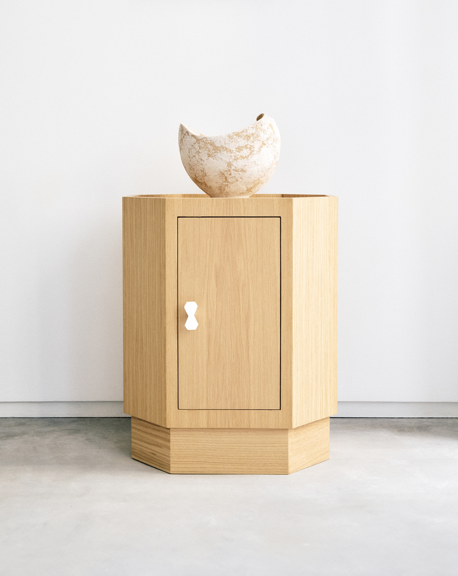 Ebur Editions by Studio Ebur, made of Wood and Lacquer, Oak version, picture 2