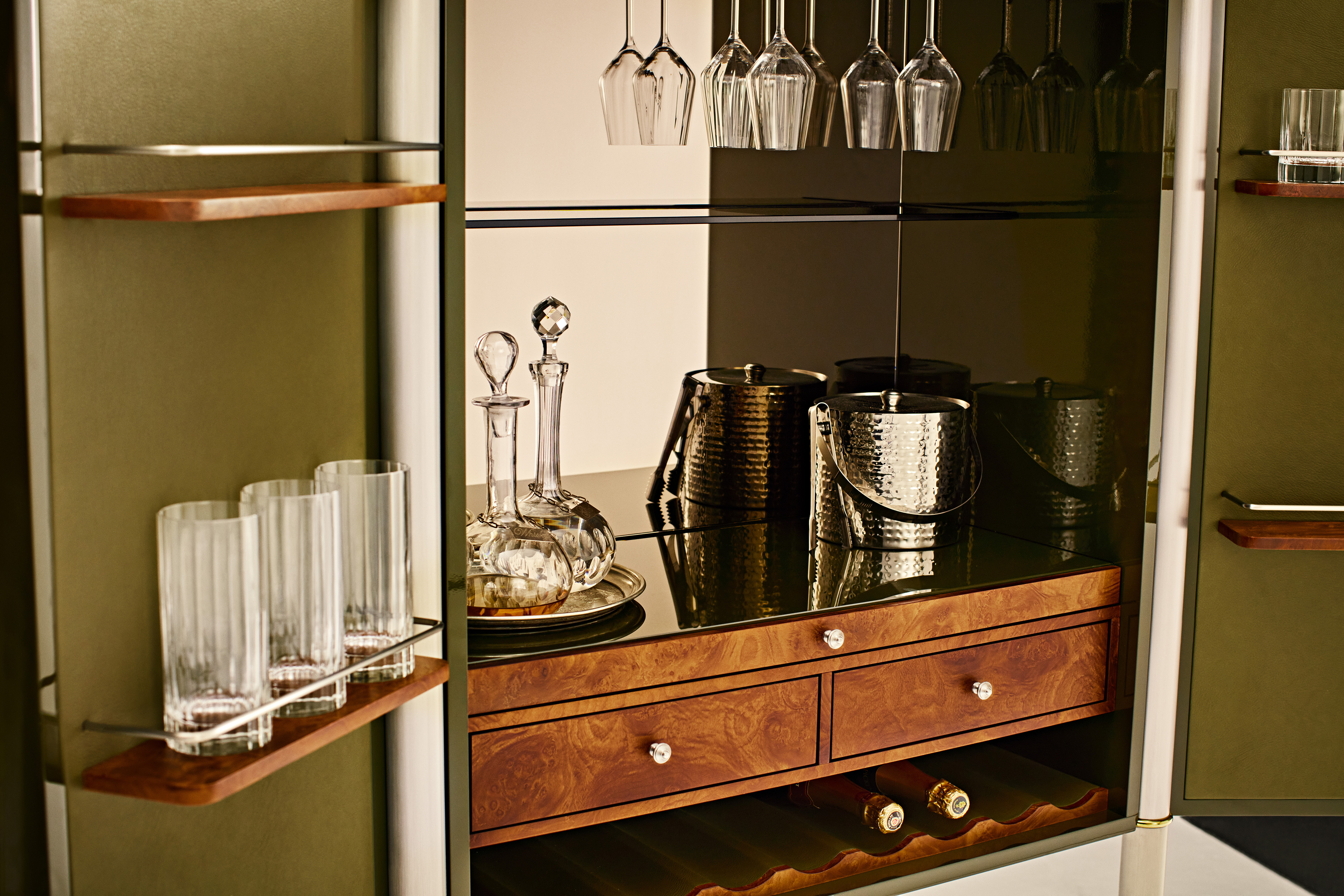 Mise En Scène by Tatjana von Stein, made of Wood and Leather, Green Lacquer version, picture 3