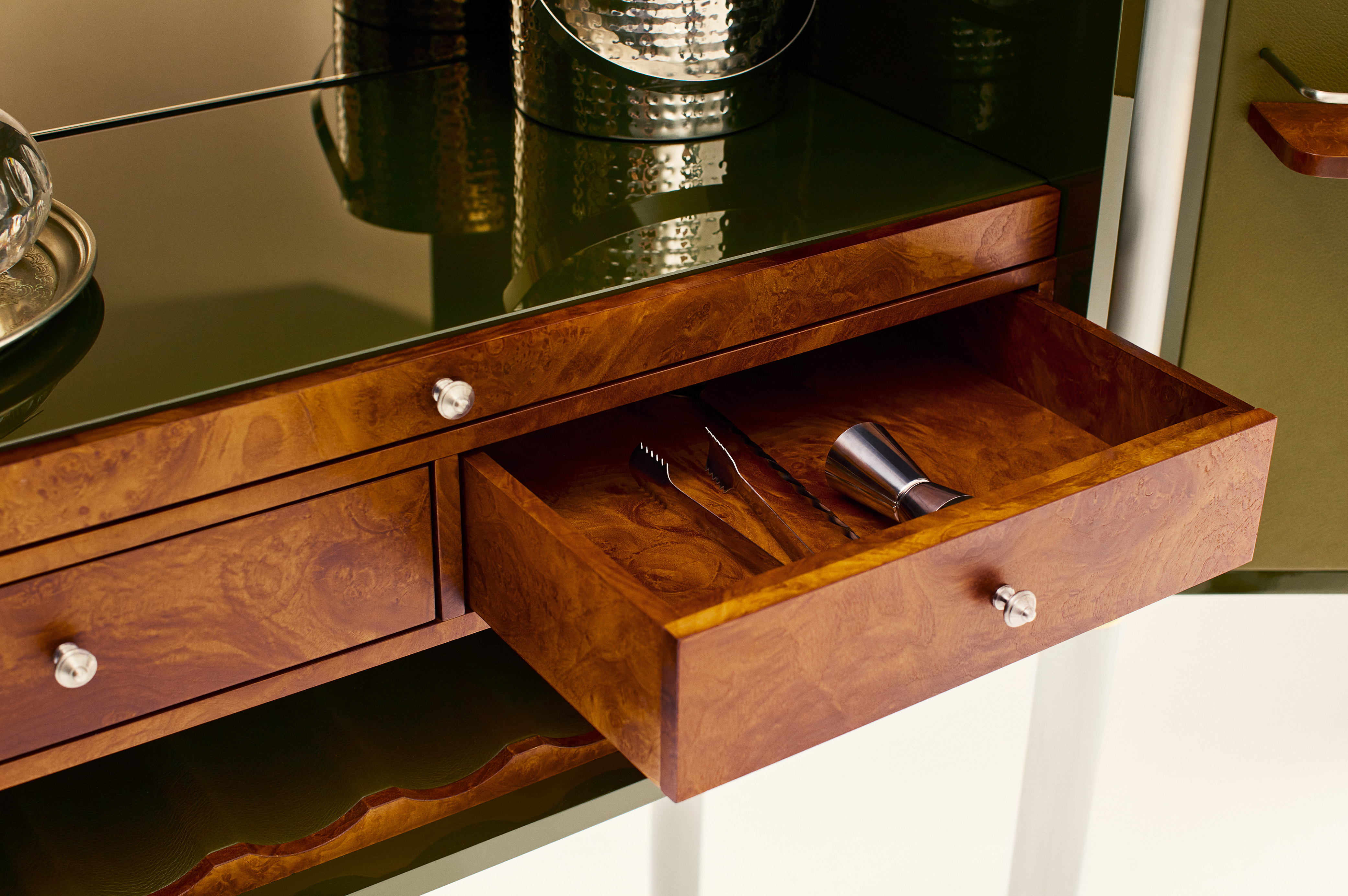 Mise En Scène by Tatjana von Stein, made of Wood and Leather, Green Lacquer version, picture 4